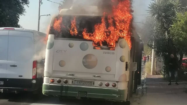 Συναγερμός στο Ίλιον: Λαμπάδιασε λεωφορείο στη Λεωφόρο Χασιάς – Σήμανε συναγερμός στην Πυροσβεστική και την Τροχαία