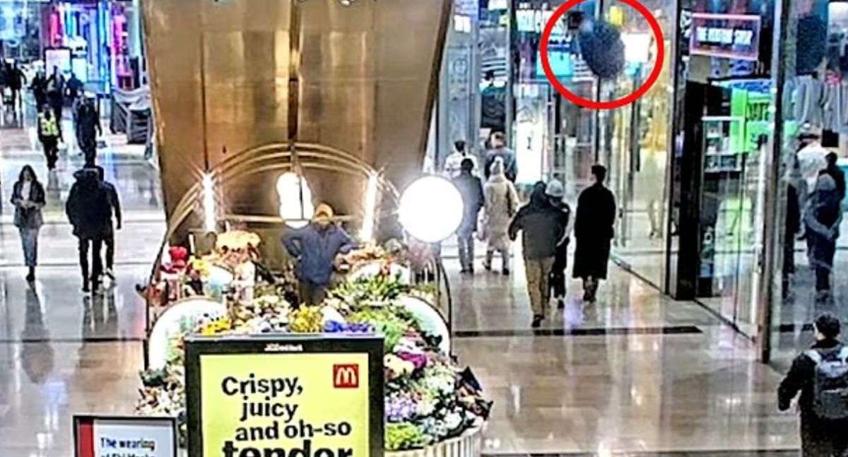 Βίντεο σοκ: Καναπές καρφώθηκε στο ισόγειο γεμάτου mall – Ουρλιαχτά και χάος