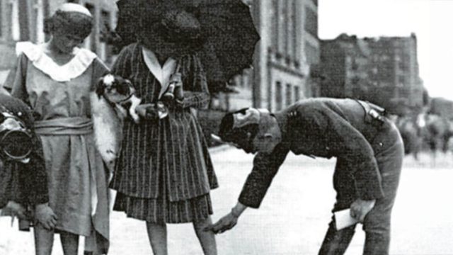 Σαν σήμερα, 11 Μαΐου 1926: Όταν ο Πάγκαλος… μέτρησε τις φούστες των γυναικών με χάρακα