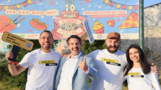 Όλα κερασμένα στο Athens Street Food Festival από τον Μάκη που κέρδισε το Eurojackpot – Μπήκε στις καντίνες και σέρβιρε ο ίδιος τον κόσμο (Βίντεο)