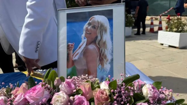 «Καλώς το λουλούδι μου»: Ο σπαραγμός της μητέρας της Γωγώς Μαστροκώστα τη στιγμή που φτάνει η σορός στο Ελληνικό