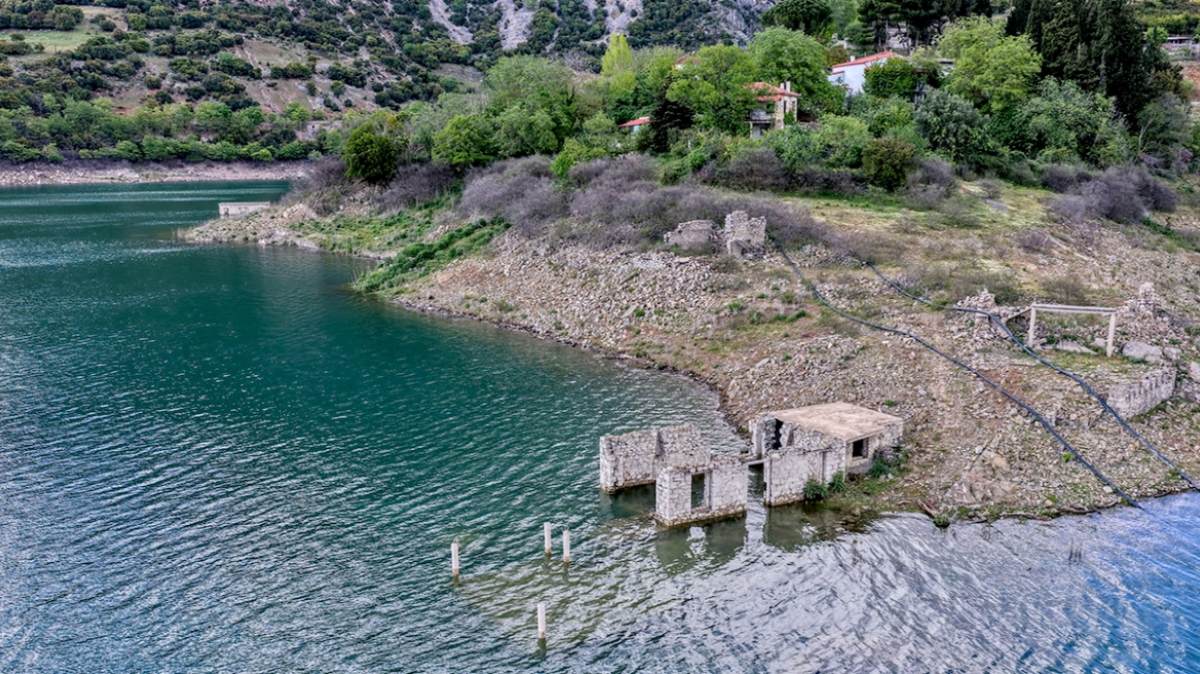 Η εικόνα στη λίμνη του Μόρνου έχει αλλάξει αισθητά το τελευταίο διάστημα
