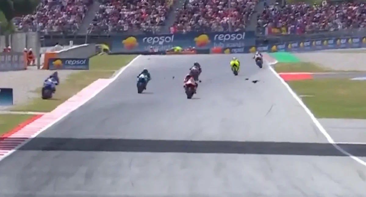 Τρόμος στο MotoGP: Σοκαριστικό ατύχημα για τον Άλεξ Μάρκεθ – Εκτοξεύτηκε στον αέρα και υπέστη κάταγμα στον αυχένα