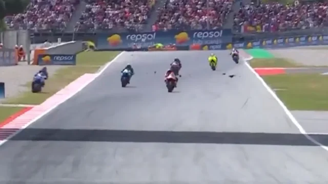 Τρόμος στο MotoGP: Σοκαριστικό ατύχημα για τον Άλεξ Μάρκεθ – Εκτοξεύτηκε στον αέρα και υπέστη κάταγμα στον αυχένα