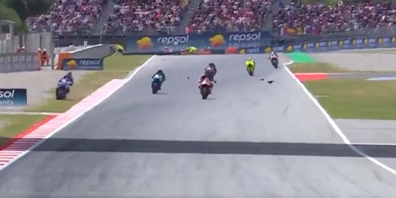 Τρόμος στο MotoGP: Σοκαριστικό ατύχημα για τον Άλεξ Μάρκεθ – Εκτοξεύτηκε στον αέρα και υπέστη κάταγμα στον αυχένα