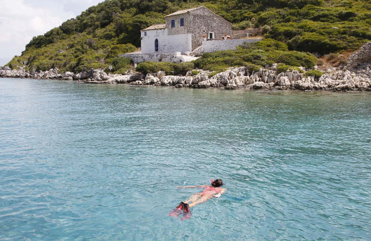 Ελληνίδα μάνα ξέσπασε για τις τιμές διαμονής στους Παξούς και έγινε viral