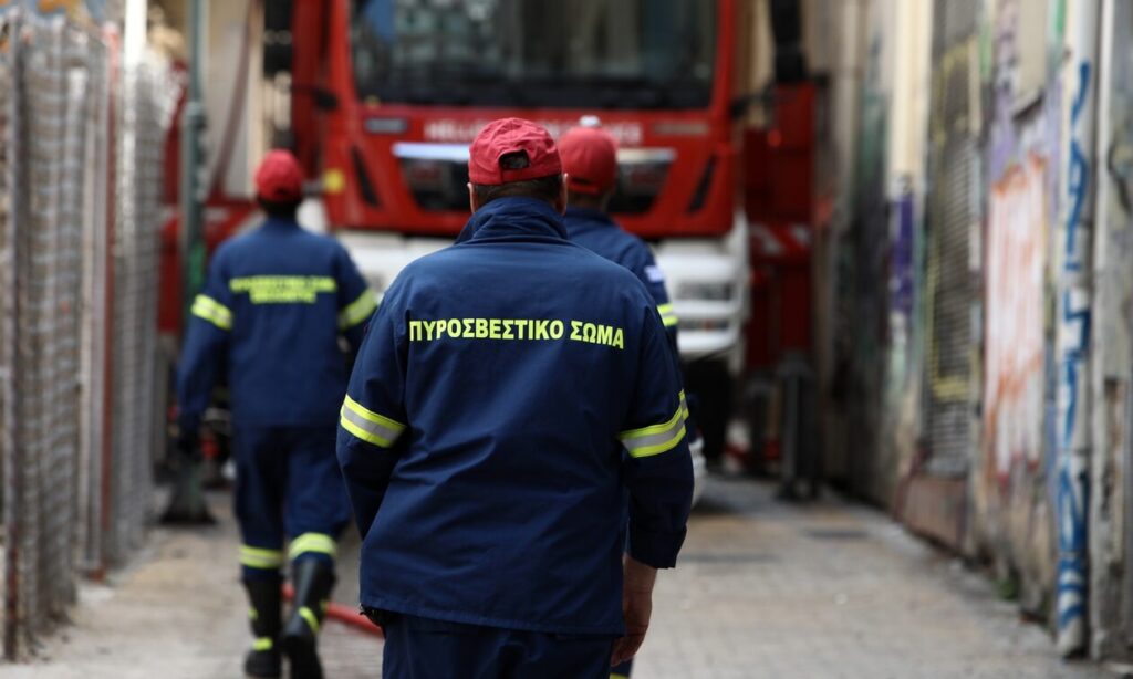 Συναγερμός στη Δραπετσώνα μετά από πυρκαγιά σε πολυκατοικία