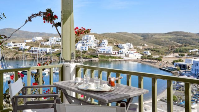 Porto Klaras Suites: Minimal πολυτέλεια στην πιο αυθεντική πλευρά των Κυκλάδων