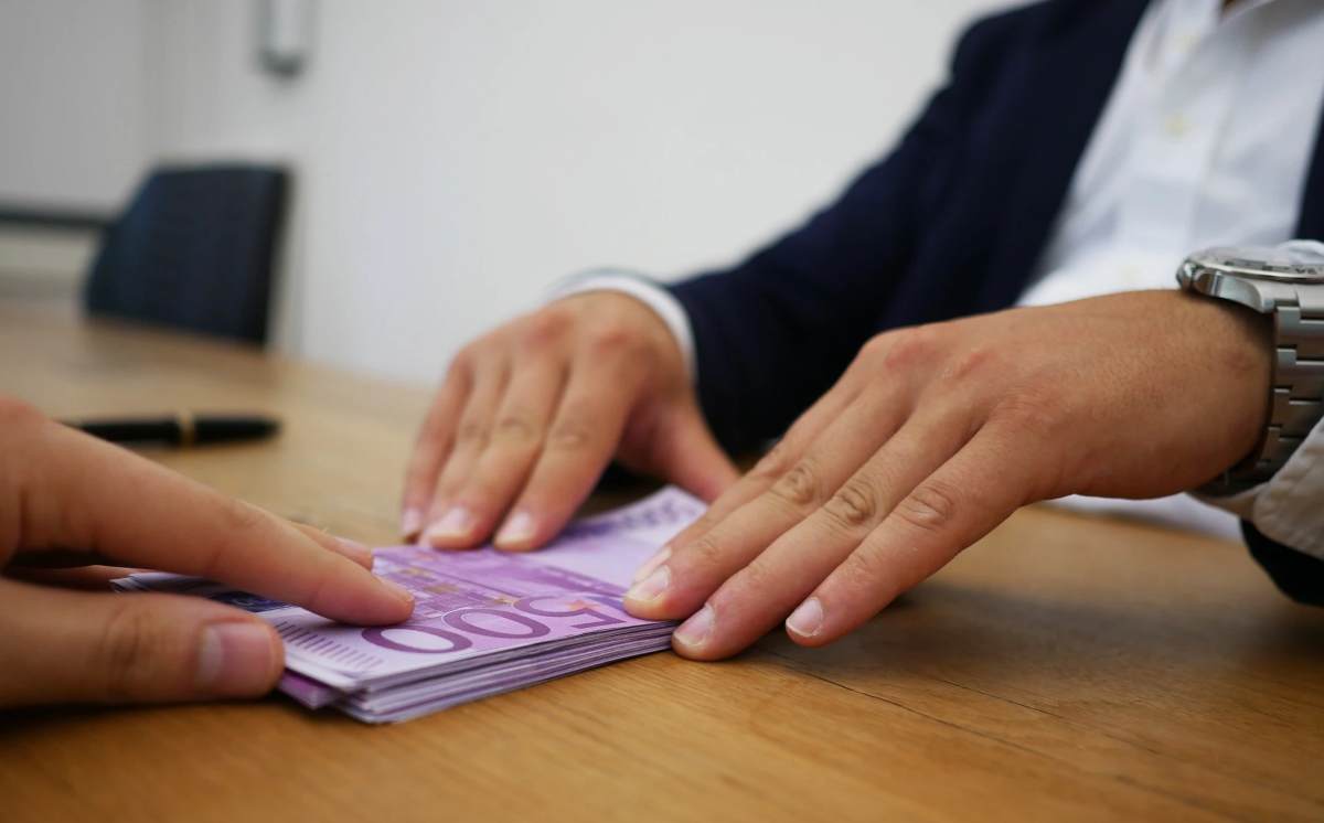 Το νέο νομοσχέδιο εισάγει και αυστηρότερους κανόνες διαφάνειας