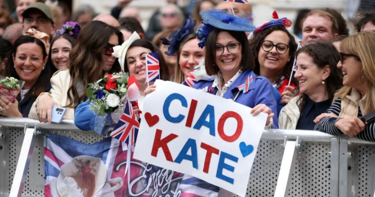 Εκατοντάδες πολίτες είχαν συγκεντρωθεί στην κεντρική πλατεία Piazza Camillo Prampolini