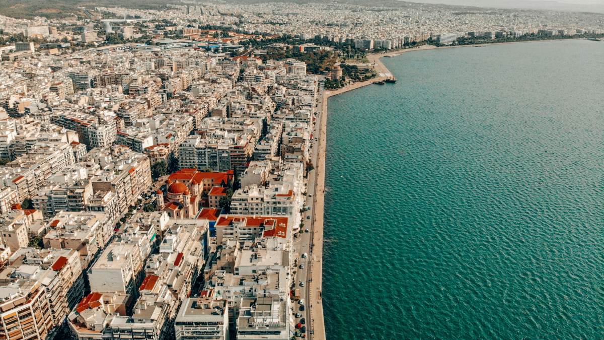 «Πόλεμος» σε πολυκατοικία της Θεσσαλονίκης: Ιδιοκτήτρια μετέτρεψε ημιυπόγειο σε 8 Airbnb και την έσυραν στα δικαστήρια