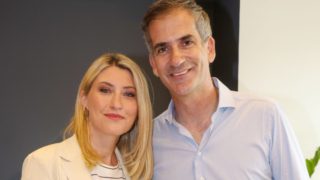 Σύσσωμη η ενημέρωση στην παρουσίαση του νέου βιβλίου της Σίας Κοσιώνη – Στο πλευρό της ο Κώστας Μπακογιάννης