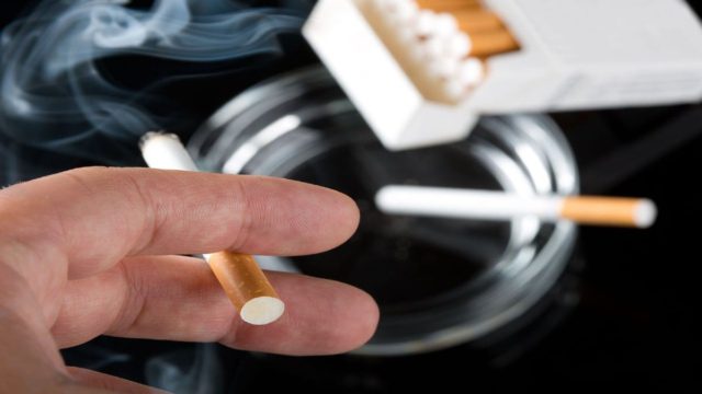 Καπνίζεις μόνο στις εξόδους; Οι επιστήμονες λένε ότι ο κίνδυνος παραμένει