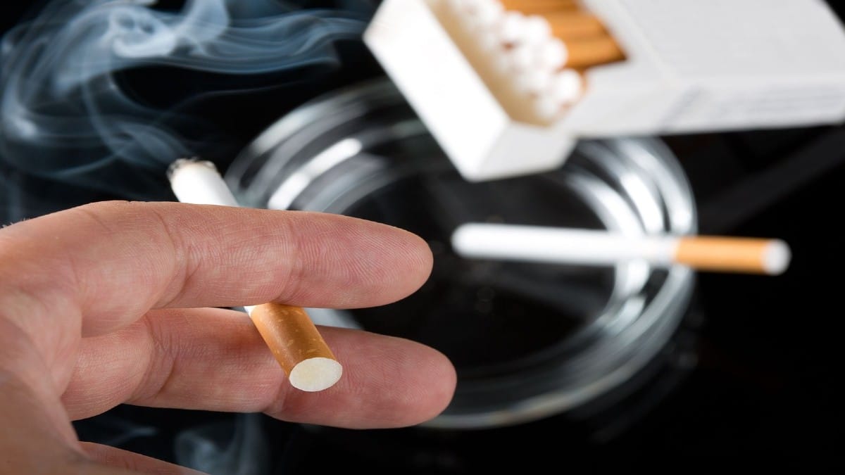 Καπνίζεις μόνο στις εξόδους; Οι επιστήμονες λένε ότι ο κίνδυνος παραμένει