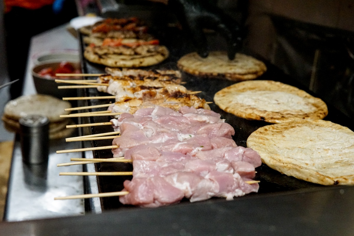 Από street food σε… πολυτέλεια: Πόσο κοστίζει σήμερα το σουβλάκι στην Ελλάδα