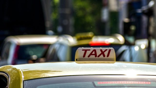 Εφιάλτης για τους οδηγούς ταξί στην Αθήνα: Πώς δρούσε ο 25χρονος που λήστευε με μαχαίρι και τους «έπνιγε» με τη ζώνη