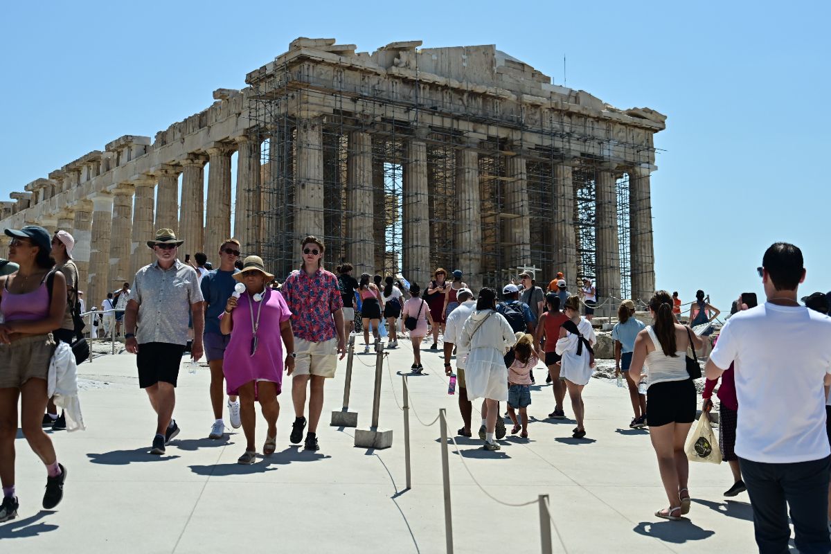 Η πρωτεύουσα δοκιμάζεται: Γιατί οι τουρίστες φεύγουν με παράπονα από την Αθήνα
