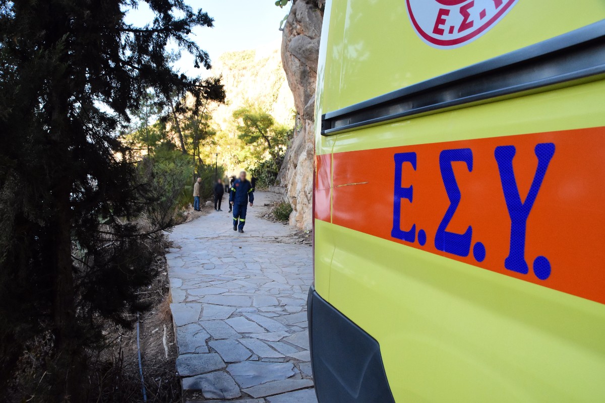 Μάχη για τη ζωή δίνει 56χρονος μετά από σφοδρό τροχαίο με τρία αυτοκίνητα
