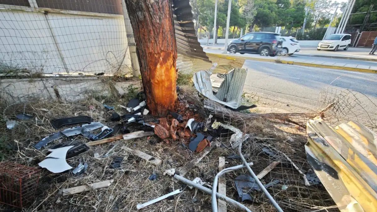 Μελίσσια: Νεαροί βγήκαν ζωντανοί από διαλυμένο ΙΧ μετά από σφοδρή σύγκρουση