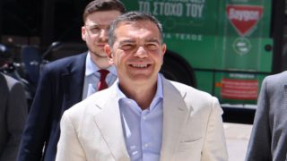Αλέξης Τσίπρας: Κατέθεσε τις υπογραφές της ΕΛΑΣ στον Άρειο Πάγο – «Σημαία μας είναι η Δημοκρατία»