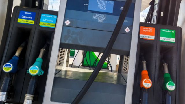 «Καλπάζει» η ακρίβεια στα καύσιμα: Προς τα 2,5 ευρώ η βενζίνη – Πάνω από τα 110 δολάρια το Brent