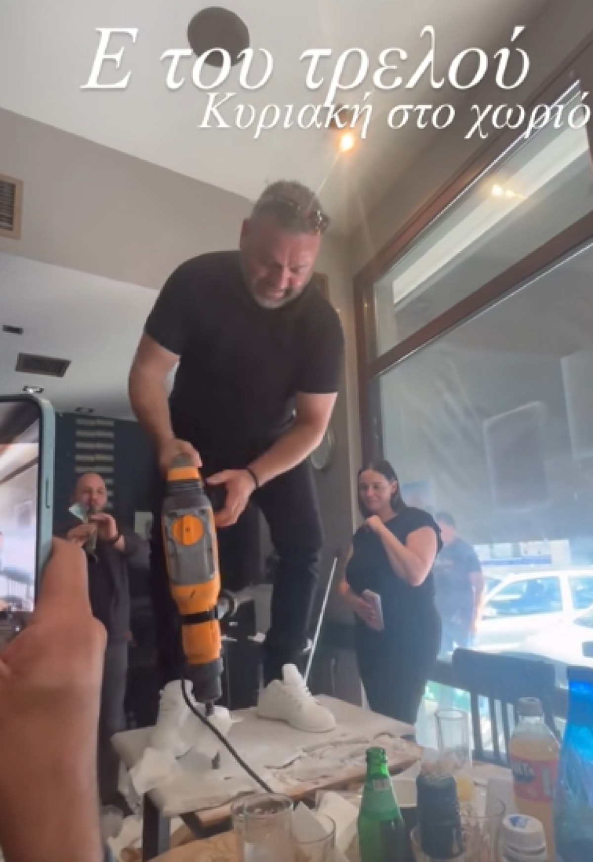 Γλέντι με κλαρίνα και... κατεδαφιστικό τρυπάνι