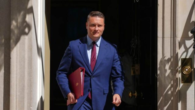 Βρετανία σε πολιτικό χάος: Παραίτηση-σοκ υπουργού Υγείας και ανοιχτό «μέτωπο» κατά Στάρμερ