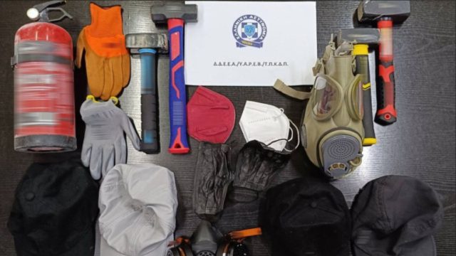Επίθεση στο Διοικητικό Εφετείο Αθηνών: Χειροπέδες σε 3 γυναίκες για το περιστατικό – Το χρονικό και τα ευρήματα