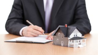 Πουλάτε ή αγοράζετε ακίνητο; Διαβάστε γιατί η διαδικασία θυμίζει ακόμα Γολγοθά και οι αναμονές φτάνουν εως και 216 ημέρες
