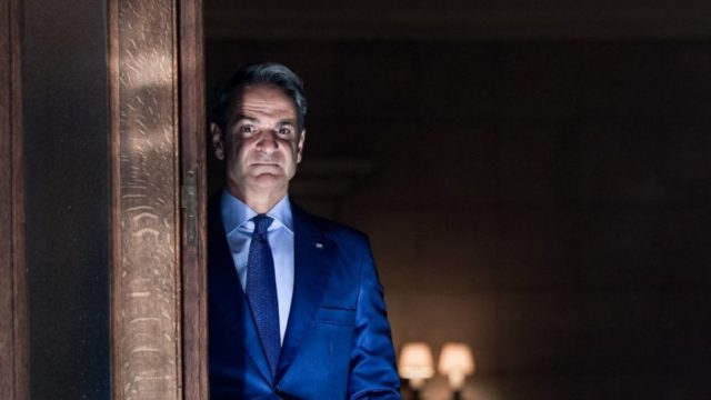 Γαλάζιο «αντάρτικο» πριν το συνέδριο: 10 πρώην υπουργοί και βουλευτές δείχνουν την έξοδο στον Μητσοτάκη
