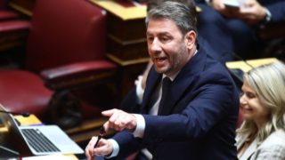 Έκρηξη Ανδρουλάκη στη Βουλή εναντίον Μητσοτάκη: «Ζήτημα εθνικής προδοσίας οι υποκλοπές – Ο βασιλιάς είναι γυμνός»