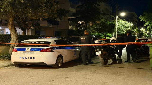 Ντοκουμέντο από την τραγωδία στον Χολαργό: «Μην μπείτε μόνοι σας» – Τα ηχητικά της αστυνομίας μετά τους πυροβολισμούς
