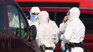 Συναγερμός για χανταϊό: Επιβάτες μεταφέρονται με πλήρη προστασία και αυστηρή καραντίνα σε Αυστραλία και Ευρώπη