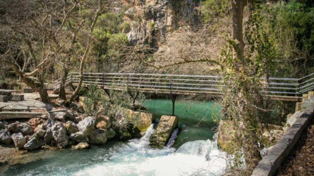 Μόλις 2 ώρες από την Αθήνα: Το ησυχαστήριο της φύσης με τα νερά που εντυπωσιάζουν