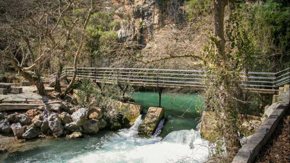 Μόλις 2 ώρες από την Αθήνα: Το ησυχαστήριο της φύσης με τα νερά που εντυπωσιάζουν