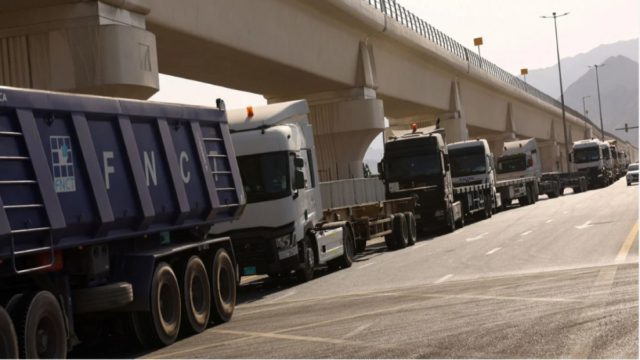 «Μηχανοκίνητα καραβάνια» διασχίζουν την έρημο για να περάσουν τα Στενά του Ορμούζ – Η παράκαμψη που φέρνει «ποτάμια» φορτηγών