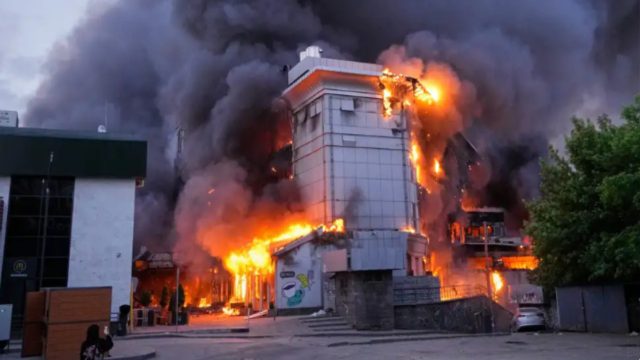 Εφιάλτης στην Ουκρανία: Πύραυλοι έπληξαν σχολείο στο Κίεβο – Τουλάχιστον ένας νεκρός και αρκετοί τραυματίες