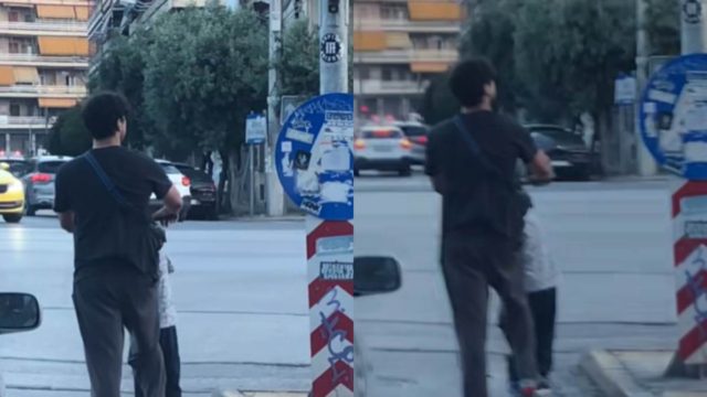 Εγκληματίας κυκλοφορεί ανάμεσα μας: Δείτε τι έκανε με το πατίνι και το παιδί του