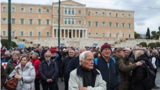 Συντάξεις: Βαθαίνει η εξάρτηση από τον κρατικό προϋπολογισμό