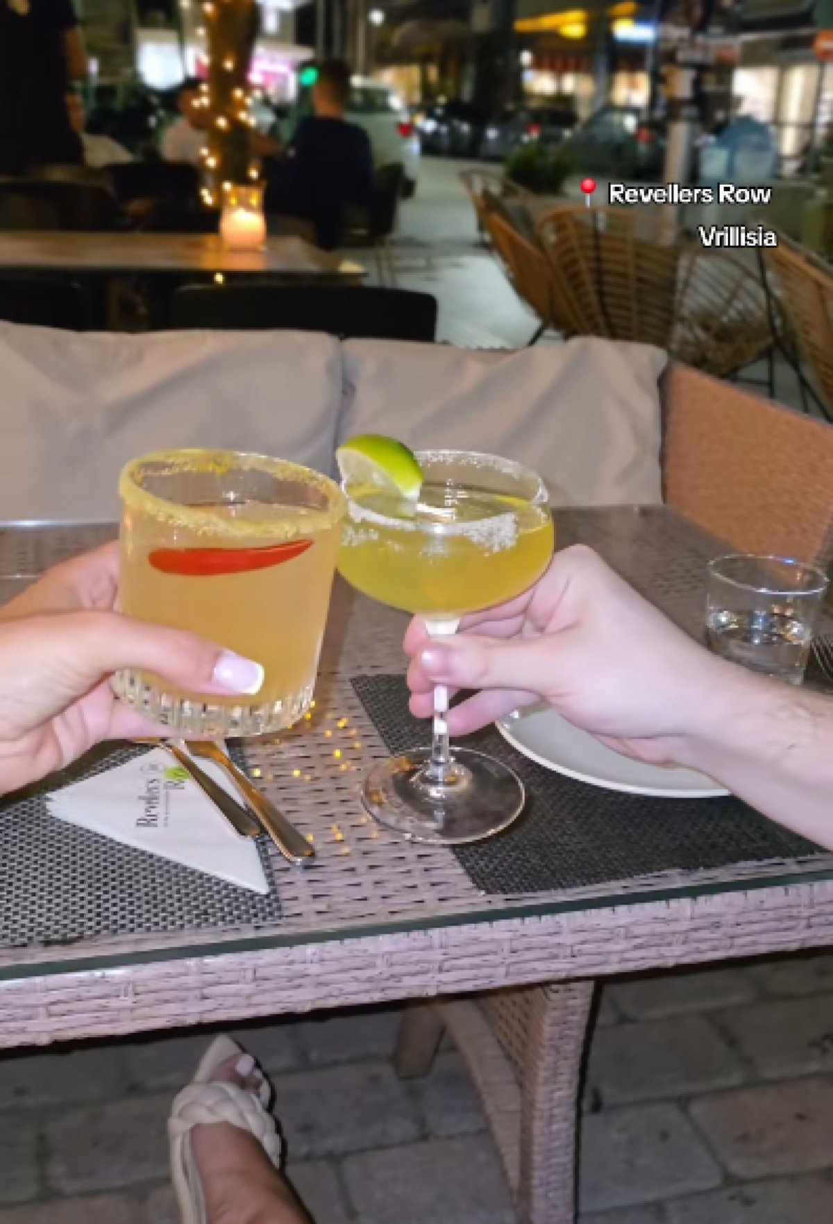 Το bar του προσφέρει μεγάλη ποικιλία από cocktails