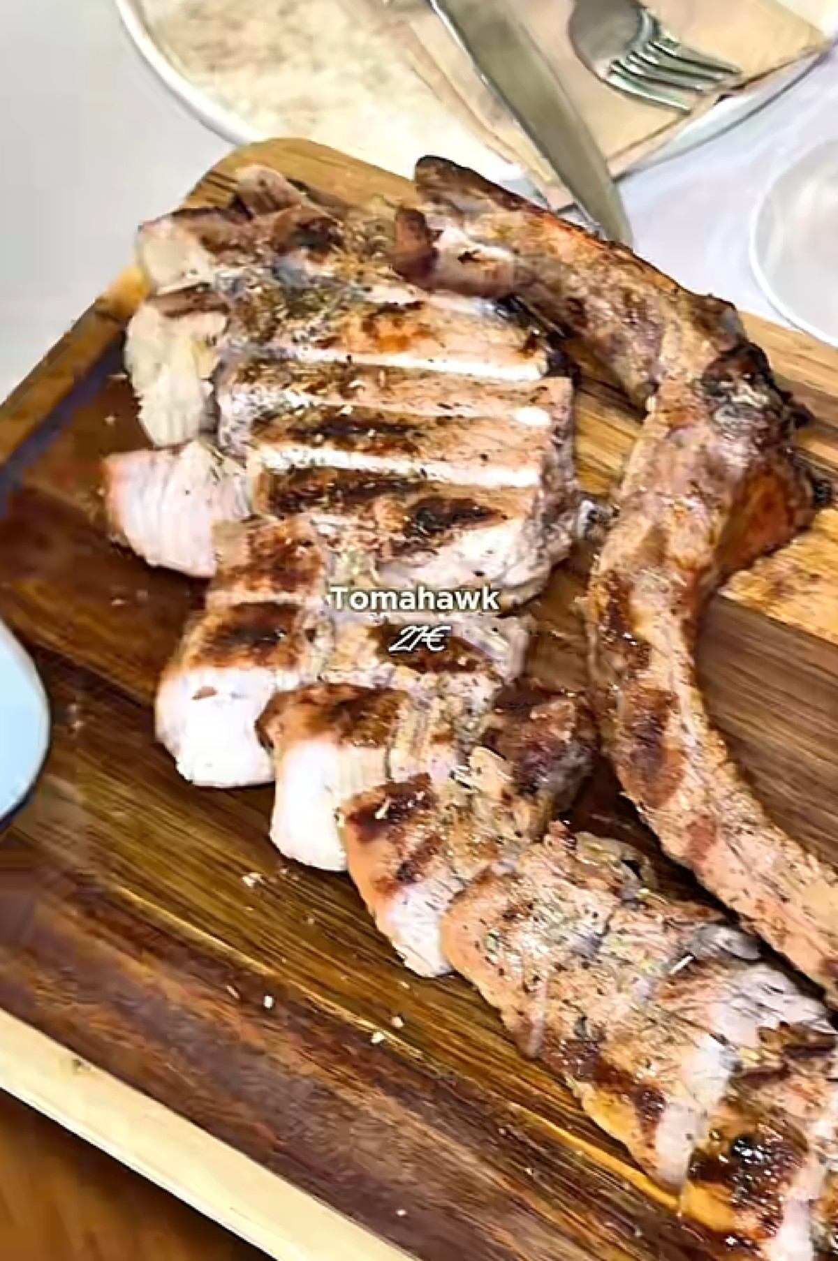 Η εντυπωσιακή χοιρινή tomahawk