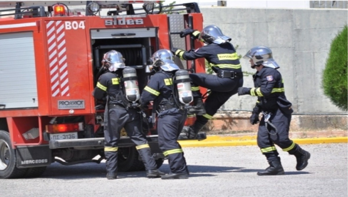Στο σημείο επιχειρούν 9 πυροσβέστες με 3 οχήματα