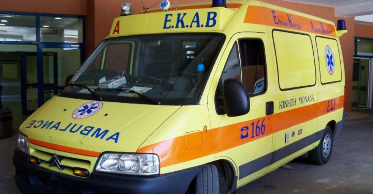 Ο 25χρονος οδηγός και η συνεπιβάτιδά του μεταφέρθηκαν στο νοσοκομείο