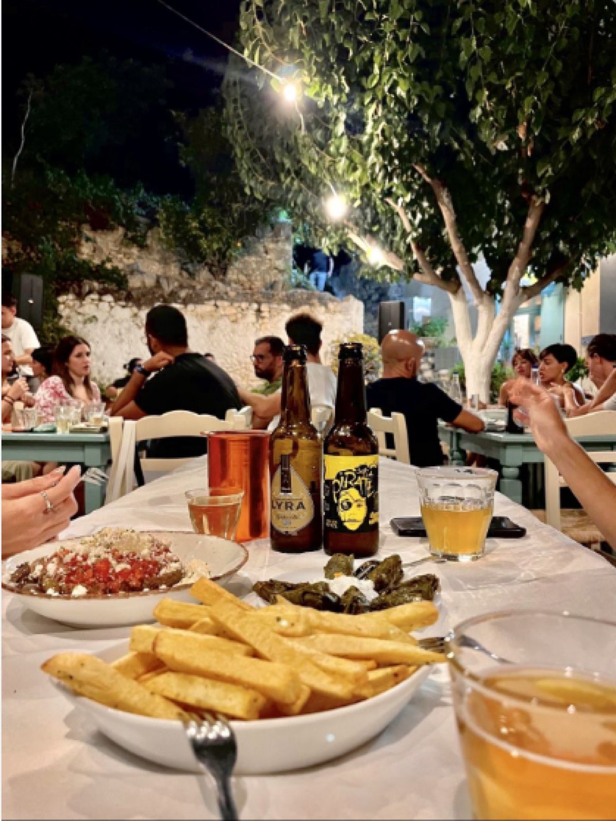 Το περιβάλλον θυμίζει παραδοσιακό κρητικό  μεζεδοπωλείο