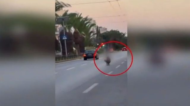 «Καμικάζι» με σκέιτμπορντ στη λεωφόρο Θησέως: Το απίστευτο βίντεο-ντοκουμέντο και η καταδίωξη που κόβει την ανάσα