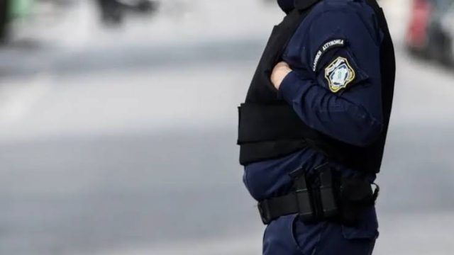 Καταδίκη για εν ενεργεία αστυνομικό: 5 χρόνια φυλάκιση χωρίς αναστολή για ενδοοικογενειακή βία στην Ηλεία – Αναζητείται ως φυγόποινος!