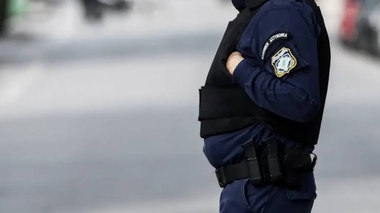 Καταδίκη για εν ενεργεία αστυνομικό: 5 χρόνια φυλάκιση χωρίς αναστολή για ενδοοικογενειακή βία στην Ηλεία – Αναζητείται ως φυγόποινος!