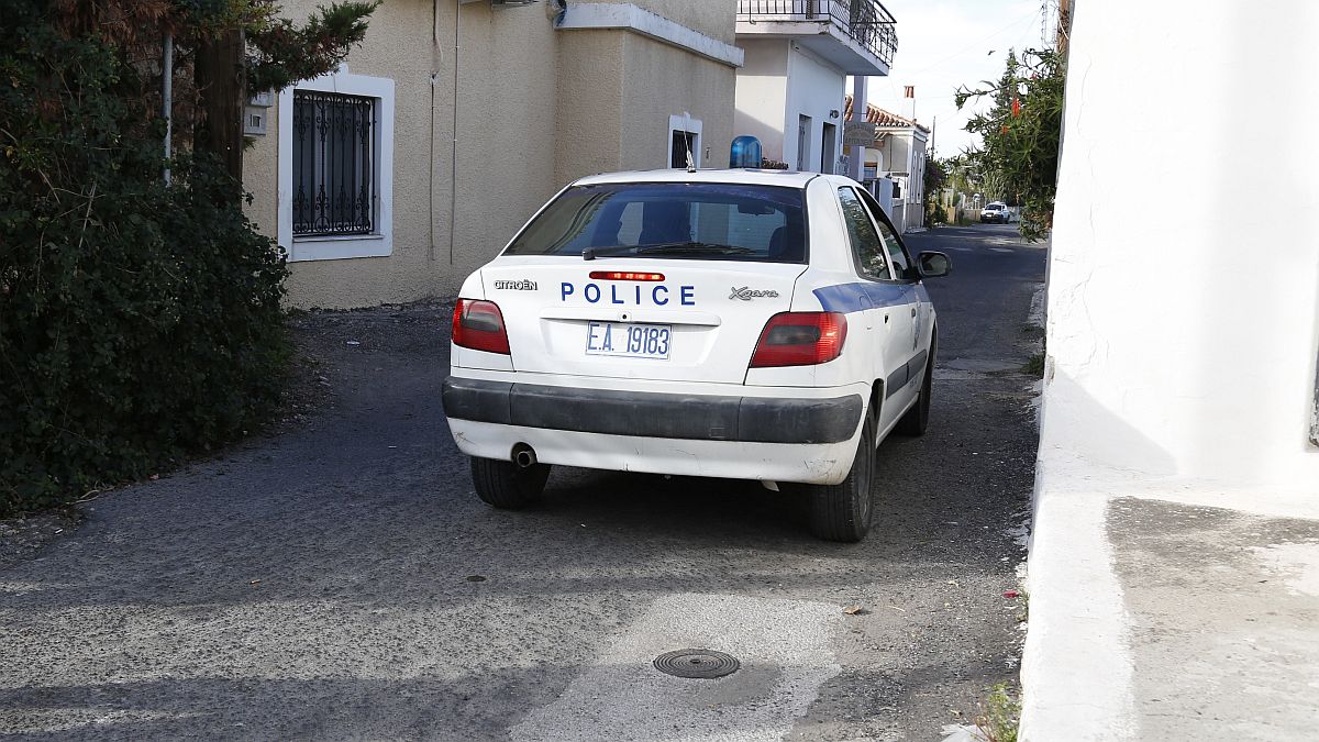 Πειραιάς: Καβγάδισαν για θέση στάθμευσης, o 78χρονος έβγαλε τρίαινα από το πορτμπαγκάζ και καταδίωξε δύο αδέλφια