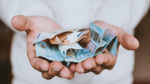 Άγριο «κυνήγι» από την ΑΑΔΕ: Ανοίγουν οι δηλώσεις του 2023 – Ποιους μισθωτούς και συνταξιούχους πιάνουν οι δαγκάνες των διασταυρώσεων-σοκ!