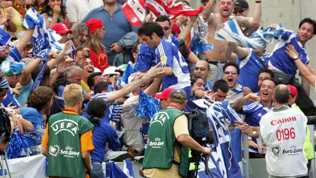 Σαν σήμερα, 12 Ιουνίου, το έπος του 2004 ξεκίνησε με ένα ιστορικό «μπαμ»: Η μέρα που η Εθνική Ελλάδος σώπασε το «Ντραγκάο» και σόκαρε την Πορτογαλία